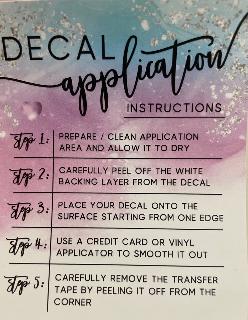 Puede incluir: Tarjeta con instrucciones para aplicar una calcoman&iacute;a. El fondo presenta un dise&ntilde;o de acuarela en tonos morados, azules y plateados. El texto dice "DECAL application INSTRUCTIONS". Los pasos 1-5 detallan el proceso de aplicaci&oacute;n.