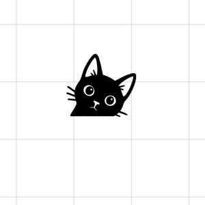 Puede incluir: Ilustraci&oacute;n de un gato negro asom&aacute;ndose por encima de una superficie, con ojos grandes y redondos y bigotes. La silueta del gato es simple y de dibujos animados, sobre un fondo de cuadr&iacute;cula blanca. Las orejas del gato son puntiagudas y atentas.