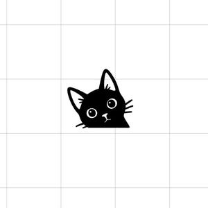 Puede incluir: Ilustraci&oacute;n de un gato negro con expresi&oacute;n curiosa. La cabeza del gato est&aacute; inclinada, con ojos grandes y redondos y bigotes. El dise&ntilde;o es simple y gr&aacute;fico, perfecto para pegatinas o manualidades.