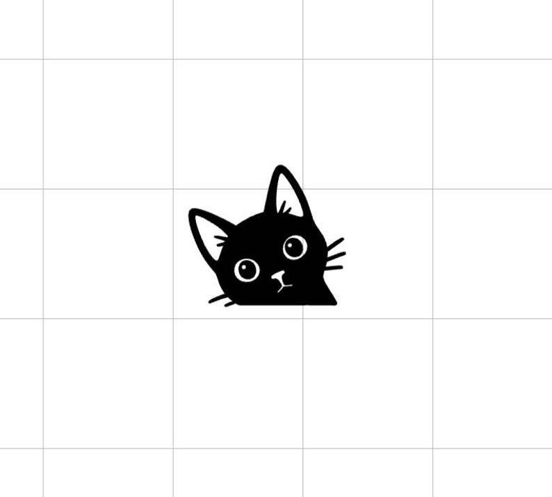 Puede incluir: Ilustraci&oacute;n de un gato negro con expresi&oacute;n curiosa. La cabeza del gato est&aacute; inclinada, con ojos grandes y redondos y bigotes. El dise&ntilde;o es simple y gr&aacute;fico, perfecto para pegatinas o manualidades.
