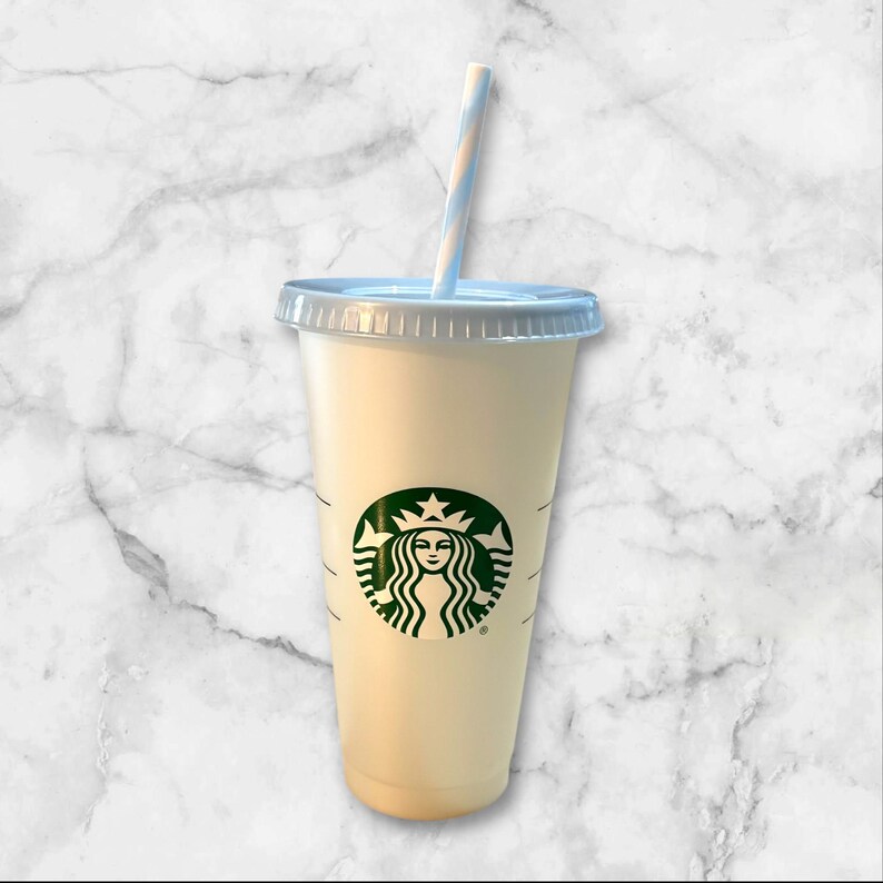 Puede incluir: Un vaso fr&iacute;o de Starbucks con tapa azul claro y pajita a rayas a juego. La taza contiene una bebida cremosa y presenta el logotipo de Starbucks en verde. La taza es de pl&aacute;stico y est&aacute; dise&ntilde;ada para bebidas fr&iacute;as.