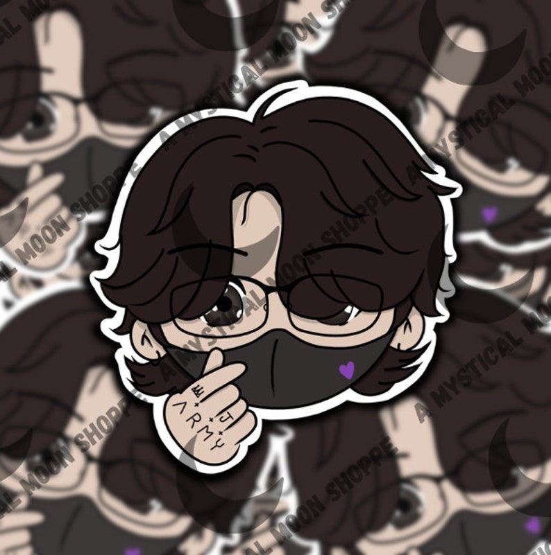 Pode incluir: Uma ilustra&ccedil;&atilde;o de desenho animado de uma pessoa com cabelo escuro usando &oacute;culos e uma m&aacute;scara facial preta. A pessoa est&aacute; fazendo um cora&ccedil;&atilde;o com a m&atilde;o e o texto "ARMY" est&aacute; escrito na m&atilde;o dela.