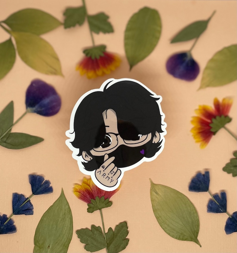 Pode incluir: Um adesivo de desenho animado preto e branco de uma pessoa usando uma m&aacute;scara preta e &oacute;culos. A pessoa est&aacute; fazendo um sinal de cora&ccedil;&atilde;o com a m&atilde;o e as palavras "I 💜 ARMY" est&atilde;o escritas em sua m&atilde;o.