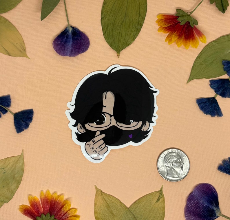 Pode incluir: Um adesivo de desenho animado de uma pessoa com cabelo preto usando &oacute;culos e uma m&aacute;scara roxa. A pessoa est&aacute; fazendo um cora&ccedil;&atilde;o com a m&atilde;o e o texto "I 💜 ARMY" est&aacute; escrito no bra&ccedil;o dela.