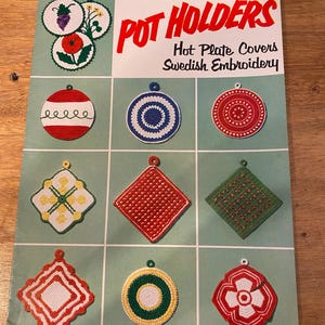 Puede incluir: Un juego de tres tazas de cerámica con un acabado mate moteado. Las tazas son en tonos crema, gris claro y gris oscuro. Cada taza tiene un diseño simple y minimalista y un asa redondeada.
