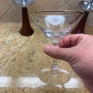 Bicchieri da Martini in cristallo con bordo dorato, fatti a mano da Tiffin, da 15 cm. Spedizione gratuita.