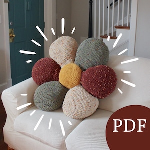 Colossally Cozy Daisy Pillow | Crochet Pattern