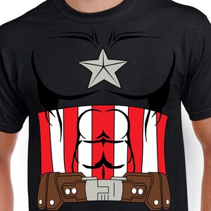 Może przedstawiać: Czarny T-shirt z nadrukowanym obrazem klatki piersiowej superbohatera, w tym pasem w czerwono-biało-niebieskie paski, gwiazdą i paskiem.