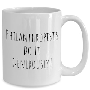Peut inclure: Mug en céramique blanche avec l'inscription "PHILANTHROPISTS DO IT GENEROUSLY!" en noir, police sans-serif. La tasse a une anse incurvée et une finition brillante. Un design simple mais percutant pour une tasse à café ou à thé.