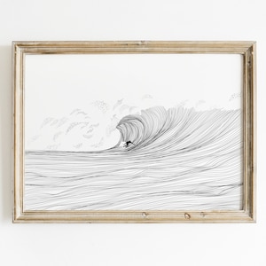 Peut inclure: Une impression en noir et blanc d'un surfeur chevauchant une vague. La vague est dessinée avec de nombreuses lignes, créant un sentiment de mouvement et d'énergie. L'impression est encadrée dans un cadre en bois clair.