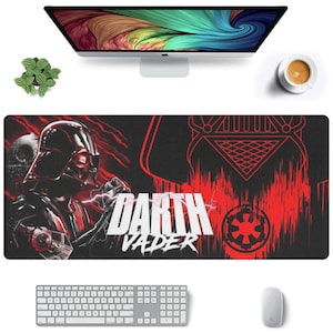 Może przedstawiać: Czarna i czerwona podkładka pod mysz z grafiką Dartha Vadera i tekstem "Darth Vader".