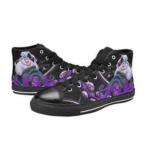Puede incluir: Zapatillas de lona negras de caña alta con un estampado morado y negro de Úrsula de La Sirenita. El estampado incluye los tentáculos de Úrsula y el texto "Poor Unfortunate Souls".