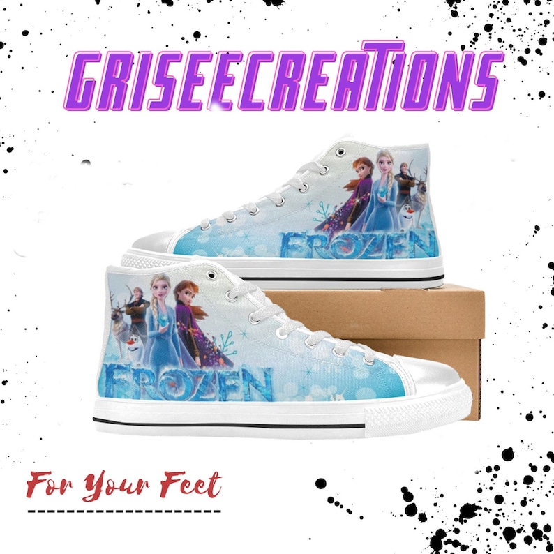 Puede incluir: Zapatillas blancas de lona de ca&ntilde;a alta con un dise&ntilde;o azul y blanco con los personajes de la pel&iacute;cula Frozen. Las zapatillas tienen la palabra "Frozen" impresa en el lateral. Las zapatillas est&aacute;n a la venta y el texto "For Your Feet" est&aacute; impreso debajo de la imagen.