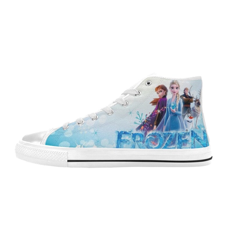 Puede incluir: Zapatillas blancas de lona de ca&ntilde;a alta con un dise&ntilde;o azul y blanco con los personajes de la pel&iacute;cula Frozen. Las zapatillas tienen la palabra "FROZEN" impresa en el lateral.