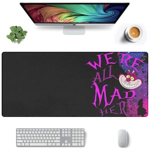 Tappetino per mouse rettangolare personalizzato con bordi cuciti, 35" x 16", con tema "Cheshire Cat Alice nel paese delle meraviglie", adatto a giocatori, creatori di contenuti e altri.