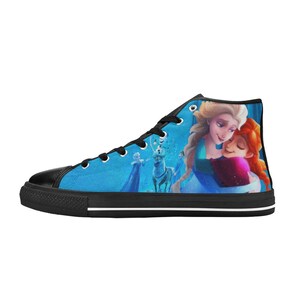 Puede incluir: Zapatillas de lona de ca&ntilde;a alta con un fondo azul que presenta una escena de la pel&iacute;cula Frozen. La imagen muestra a Elsa y Anna abraz&aacute;ndose, con Olaf y Sven en el fondo.