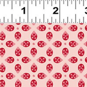 Pode incluir: Tecido rosa com um padrão repetido de formas ovais vermelhas com um círculo vermelho menor dentro de cada oval. Os ovais são cercados por uma forma de diamante vermelho.
