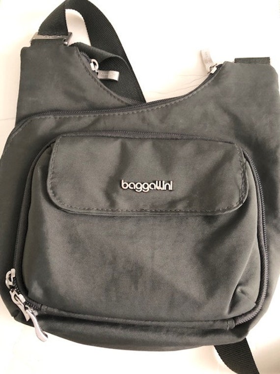 Pre-Owned Baggalini Travel Crossbody Purse with An