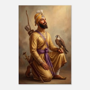 Könnte beinhalten: Ein Porträt eines Mannes in traditioneller Sikh-Kleidung, der kniet und einen Falken auf der Hand hat. Er trägt einen gelben Turban und eine Robe, einen lila Schärpe und hält ein Schwert. Ein Köcher und ein Bogen sind hinter ihm zu sehen.