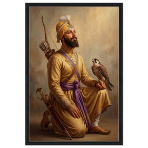 Könnte beinhalten: Gerahmtes Porträt eines Mannes in traditioneller Kleidung, der kniet und einen Falken auf seiner Hand hat. Der Mann trägt eine gelbe Tunika, einen lila Schärpe und einen Turban. Ein Bogen und Köcher sind hinter ihm zu sehen, und ein Schwert liegt an seiner Seite.