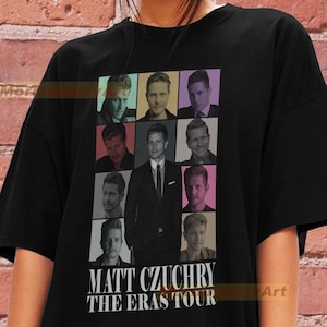 Peut inclure: T-shirt noir avec un collage de photos de Matt Czuchry dans différentes poses. Le texte "Matt Czuchry The Eras Tour" est imprimé sous les photos.