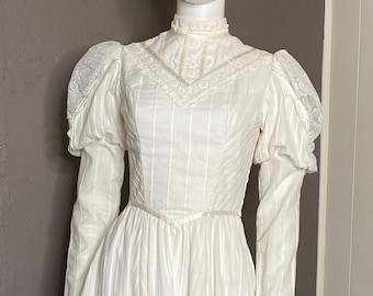 Weißes Vintage-Kleid im viktorianischen Stil aus den 1970er Jahren von Gunne Sax, Größe S/M
