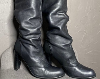 Y2K Black Leather Knee High Boots by Stuart Weitzman size 7 Women’s Black Slouchy Heeled Tall Boots with Fitted Microfiber Stretch Liner