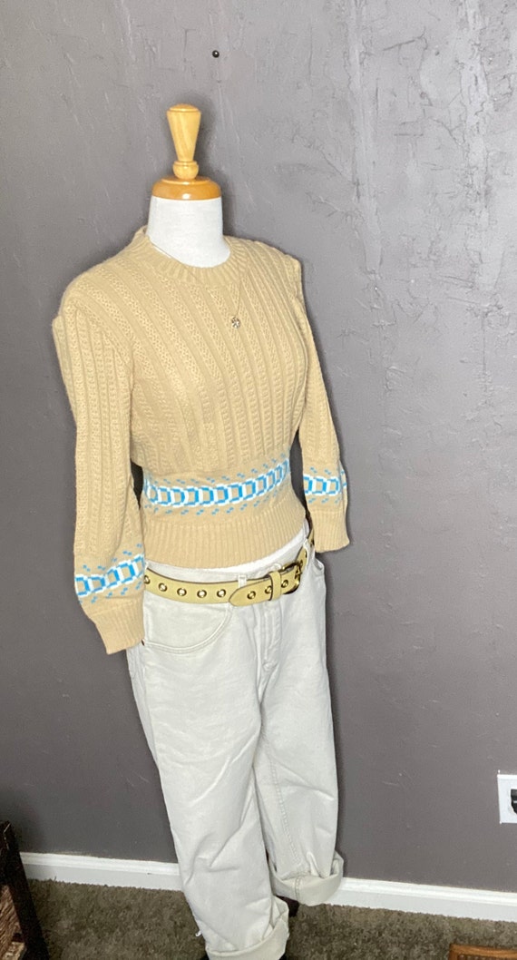 1970s Tan Knit with Turquoise and White Chain Des… - image 4