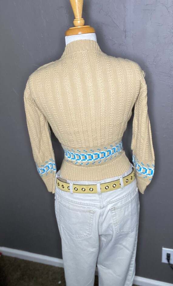 1970s Tan Knit with Turquoise and White Chain Des… - image 7