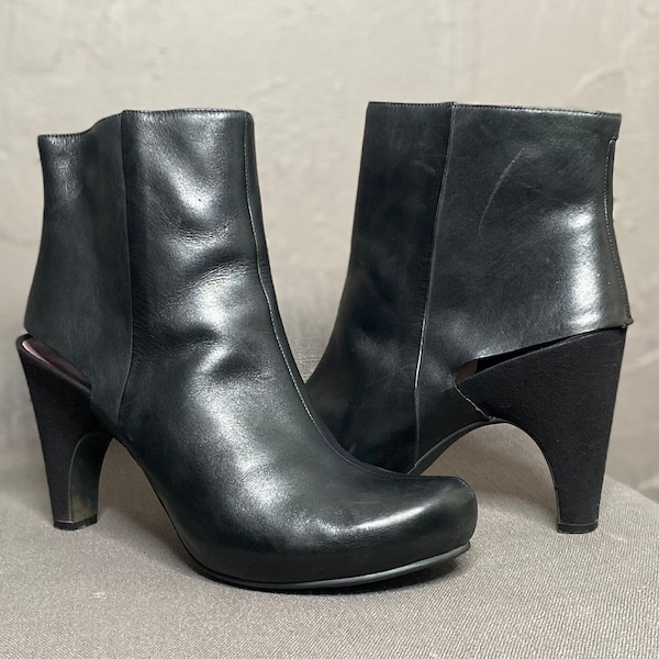 Y2K Black Ankle boots from TSUBO size 9 Round Toe Open Heel Bootie