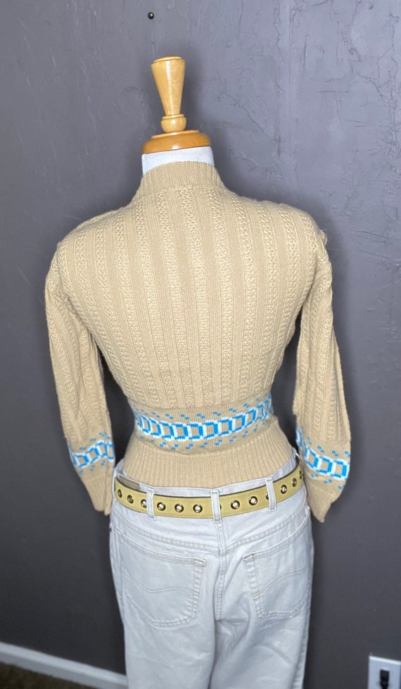 1970s Tan Knit with Turquoise and White Chain Des… - image 6