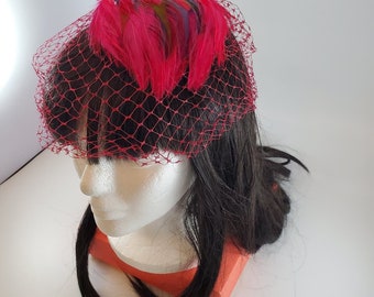 Copricapo da fascinator in piume rosa magenta anni '50 Cappello da cocktail Velo per uccelli in gabbia Halo Kentucky Derby