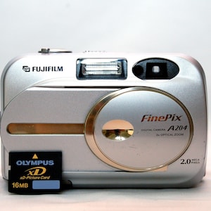 非常に良好な状態の XD 16MB ピクチャー カードを備えたビンテージ FUJIFILM FinePix A-204 デジタル カメラ (通常使用の痕跡がほとんどありません)。