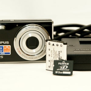 OLYMPUS X-925 vintage digital camera with X-D card 2GB and its original charger.