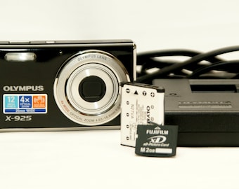 OLYMPUS X-925 vintage digital camera with X-D card 2GB and its original charger.