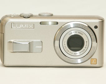 Cámara digital vintage Panasonic lumix DMC-LS3 con tarjeta SD de 256 MB.