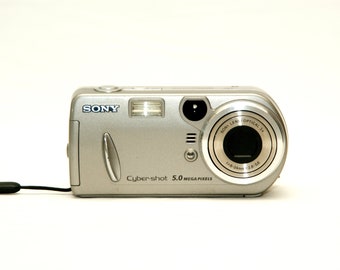 SONY Cyber-Shot smart zoom DSC-P92 vintage digital camera with memory stick pro  256MB.