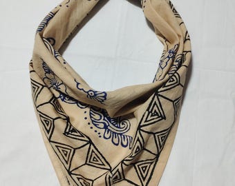 Pañuelo de algodón orgánico con estampado a mano: Bufanda floral estilo bohemio