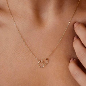 Halsband med två ringar i 14 karat massivt guld, sammankopplade ringar, halsband med mor och barn, oändlighetshalsband, dubbelt evighetscirkelhalsband
