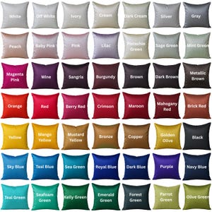 Op de afbeelding: Een raster van negenenveertig vierkante sierkussens in verschillende effen kleuren, elk gelabeld met de specifieke kleurnaam, waaronder White, Off White, Ivory, Cream, Dark Cream, Silver, Gray, Peach, Baby Pink, Pink, Lilac, Pistachio Green, Sage Green, Mint Green, Magenta Pink, Wine, Sangria, Burgundy, Brown, Dark Brown, Metallic Brown, Orange, Red, Berry Red, Crimson, Maroon, Mahogany Red, Brick Red, Yellow, Mango Yellow, Mustard Yellow, Bronze, Copper, Golden Olive, Black, Sky Blue, Teal Blue, Sea Green, Royal Blue, Dark Blue, Purple, Navy Blue, Teal Green, Seafoam Green, Kelly Green, Emerald Green, Forest Green, Parrot Green en Olive Green.