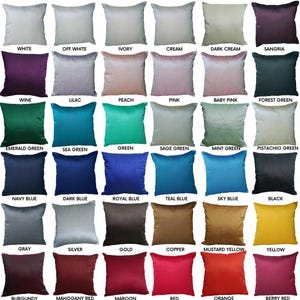 Op de afbeelding: Een verzameling vierkante sierkussens in verschillende kleuren, waaronder wit, crème, roze, groen, blauw en geel. Elk kussen heeft een effen kleur en een gladde textuur, perfect voor de interieurdecoratie.