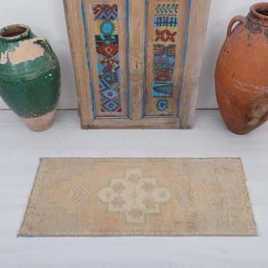 Klein vintage Turks oushak-tapijt: deurmat van watten (3,6 x 1,7 ft)