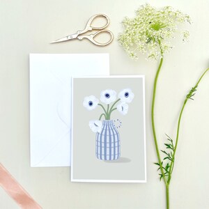Biglietto di auguri vaso blu, biglietti floreali, biglietto con fiori, biglietto con fiori pastello, fiori e vaso blu, biglietto con fiori di anemoni
