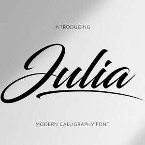 Op de afbeelding: Een zwart scriptlettertype genaamd "Julia" op een witte achtergrond. De tekst luidt "Introducing" erboven en "Modern Calligraphy Font" onder de naam. Het lettertype is ontworpen in een moderne kalligrafiestijl.