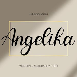 Può includere: Grafica digitale con il nome "Angelika" in elegante scrittura nera, racchiuso in un rettangolo dorato. Le parole "Introducing" e "Modern Calligraphy Font" sono anch'esse visualizzate su uno sfondo neutro con ombre morbide.