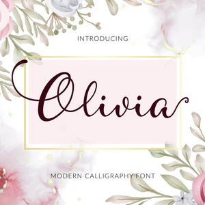 Op de afbeelding: Een bloemig ontwerp met de naam "Olivia" in elegante kalligrafie. De naam is in een donker bordeauxrood, tegen een zachte roze achtergrond in een gouden kader. Het ontwerp bevat aquarel rozen en bladeren.