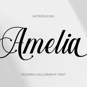 Op de afbeelding: Een moderne kalligrafielettertype genaamd "Amelia" in een vet, zwart script. Het woord staat gecentreerd op een lichtgrijze achtergrond met de woorden "Introducing" erboven en "Modern Calligraphy Font" eronder.