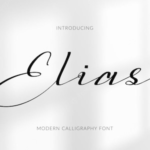 Può includere: Grafica in bianco e nero con la parola "Elias" in un moderno font calligrafico. La parola "Introducing" è sopra il nome e "Modern Calligraphy Font" è sotto. Lo sfondo è una sfumatura di bianco e grigio chiaro.