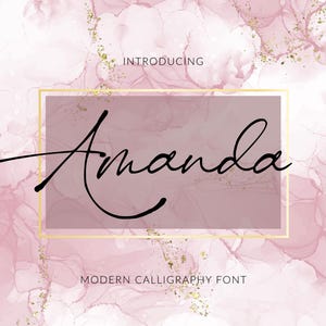 Op de afbeelding: Een digitale afbeelding met een roze aquarel achtergrond en gouden accenten. Het woord "Amanda" is geschreven in elegante zwarte kalligrafie binnen een goudomrand rechthoek. Tekst bovenaan luidt "Introducing" en onderaan "Modern Calligraphy Font."