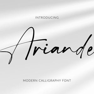 Può includere: Grafica minimalista con la parola "Ariande" in elegante scrittura nera. I testi "Introducing" e "Modern Calligraphy Font" sono presenti, su uno sfondo grigio chiaro con sottili effetti ombra.